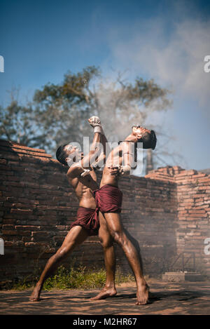 AYUTTHAYA, THAÏLANDE - 17 DÉCEMBRE : Deux anciennes fighter que connu comme le Muay Thai se battent dans le site archéologique le 17 décembre 2017 dans Ayutth Banque D'Images