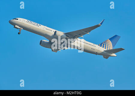 United Airlines Boeing 757 avion à réaction au décollage de l'Aéroport International de Los Angeles, LAX. Californie, USA. Banque D'Images