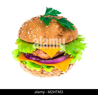 Burger avec du pain de blé entier isolated on white Banque D'Images