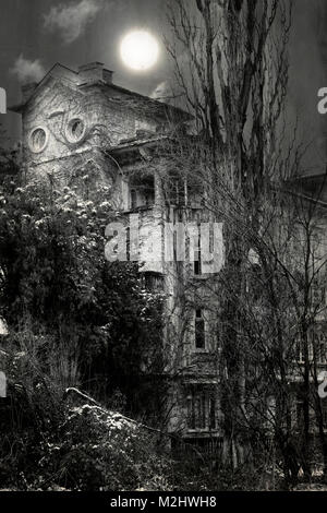 Maison ancienne de spooky super pleine lune dans le ciel- vintage backgroud Banque D'Images