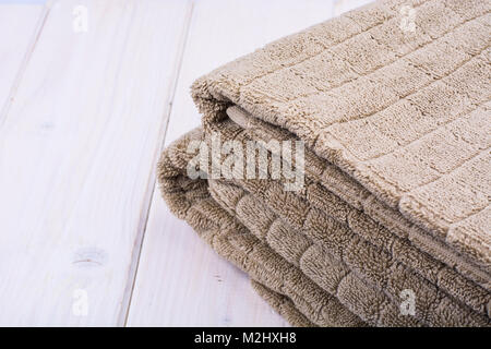 Serviettes Terry Brown sur table en bois Banque D'Images