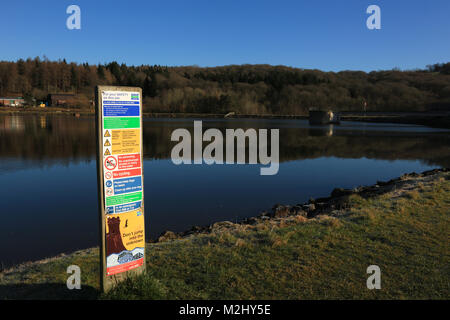 Avertissement / des panneaux d'information sur les rives du réservoir d'Trimpley près de Bewdley, Worcestershire, Royaume-Uni. Banque D'Images