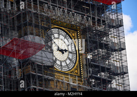 Échafaudage enveloppant Big Ben Elizabeth Tower Palace of Westminster Chambres du Parlement pour les restaurations rénovations et réparations. Les travaux de construction Banque D'Images