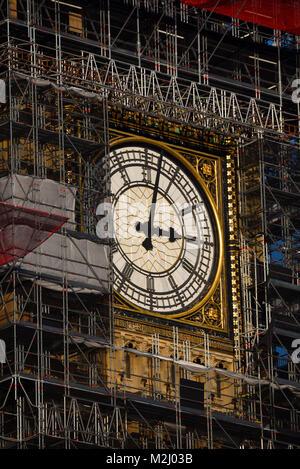 Échafaudage enveloppant Big Ben Elizabeth Tower Palace of Westminster Chambres du Parlement pour les restaurations rénovations et réparations. Les travaux de construction Banque D'Images