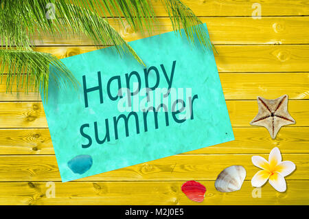 Bon été écrit sur un papier sur fond de bois colorés avec des palmiers et des coquilles de mer Banque D'Images
