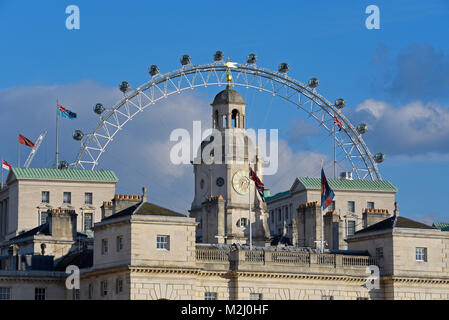 Bâtiment Horse Guards avec London Eye Beyond. Westminster, Londres, Royaume-Uni Banque D'Images