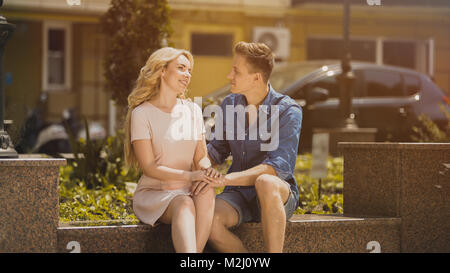 Jeune homme et femme de sourire et de se regarder avec amour, romantique, vidéo stock date Banque D'Images
