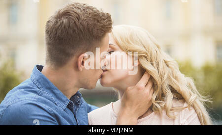 Dans l'amour, hommes et femmes s'embrasser, une relation romantique et dating, close-up, vidéo stock Banque D'Images