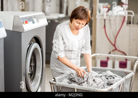 Washwoman senior dans la buanderie Banque D'Images