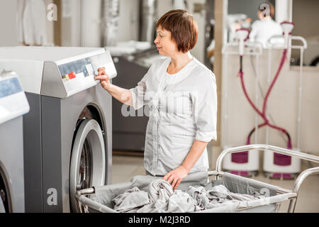 Washwoman senior dans la buanderie Banque D'Images