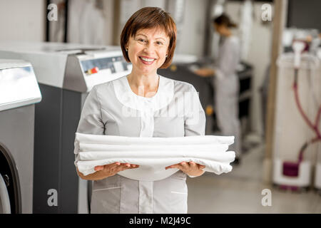 Washwoman senior dans la buanderie Banque D'Images