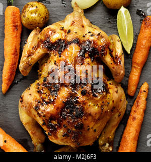 Poulet rôti avec des légumes. Vue de dessus, Close up Banque D'Images