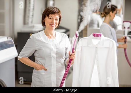 Washwoman senior dans la buanderie Banque D'Images