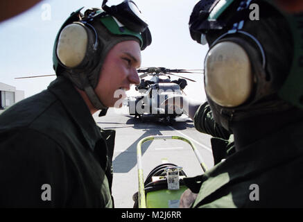 Images par Matthew Thomas au cours d'une formation active de la réserve navale à Sigonella, en Sicile en mai 2003 HC-4 black étalons sont stationnés à NASSIG. Équipage : AM1 James Hale- HC-4 par PH1 Thomas 01 par navalsafetycenter Banque D'Images