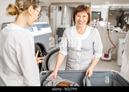 Washwoman senior dans la buanderie Banque D'Images