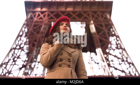 Les jeunes concernés dame debout près de Eiffel Tower seul, en attente d'ami, les séquences Banque D'Images