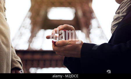 Man making proposition de mariage à sa bien-aimée femme sur fond de Tour Eiffel, les séquences Banque D'Images