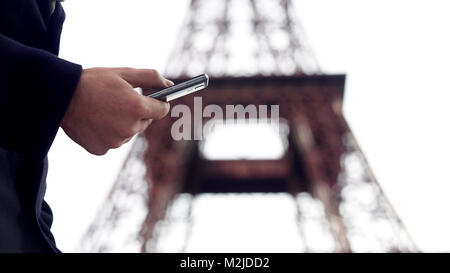 Homme surf internet sur smartphone, réservation de billet et d'hôtel pour voyage d'affaires, des séquences d'archives Banque D'Images