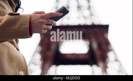 Dame à la taxi nombre en application pour smartphone et d'appeler pour réserver le véhicule, les séquences Banque D'Images