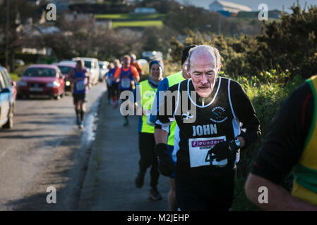 Coureurs matures en compétition dans une course sur route à Newquay Cornwall. Banque D'Images