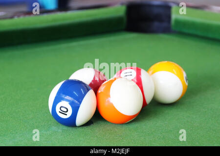 Fermé des boules de billard sur une table de billard Banque D'Images