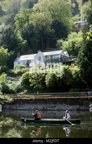 Canoë sur la rivière Wye près de Symonds Yat, UK Banque D'Images