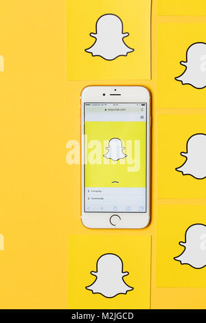 OXFORD, UK - 9 janvier 2017 : Un iPhone d'apple montrant l'application Snapchat Snapchat aux côtés d'autres logos. Snapchat est une application de médias sociaux pour partager des messages, des images et des vidéos Banque D'Images