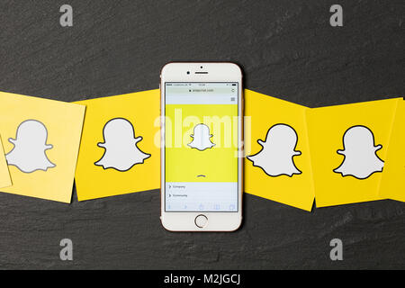 OXFORD, UK - 9 janvier 2017 : Un iPhone d'apple montrant l'application Snapchat Snapchat aux côtés d'autres logos. Snapchat est une application de médias sociaux pour partager des messages, des images et des vidéos Banque D'Images