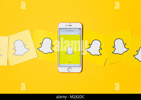 OXFORD, UK - 9 janvier 2017 : Un iPhone d'apple montrant l'application Snapchat Snapchat aux côtés d'autres logos. Snapchat est une application de médias sociaux pour partager des messages, des images et des vidéos Banque D'Images