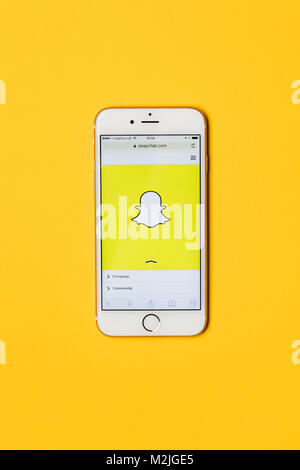 OXFORD, UK - 9 janvier 2017 : Un iPhone d'apple montrant l'application Snapchat Snapchat aux côtés d'autres logos. Snapchat est une application de médias sociaux pour partager des messages, des images et des vidéos Banque D'Images