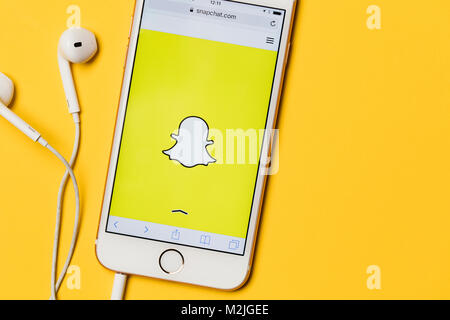 OXFORD, UK - 9 janvier 2017 : Un iPhone d'apple montrant l'application Snapchat Snapchat aux côtés d'autres logos. Snapchat est une application de médias sociaux pour partager des messages, des images et des vidéos Banque D'Images