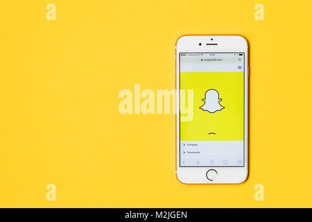 OXFORD, UK - 9 janvier 2017 : Un iPhone d'apple montrant l'application Snapchat Snapchat aux côtés d'autres logos. Snapchat est une application de médias sociaux pour partager des messages, des images et des vidéos Banque D'Images