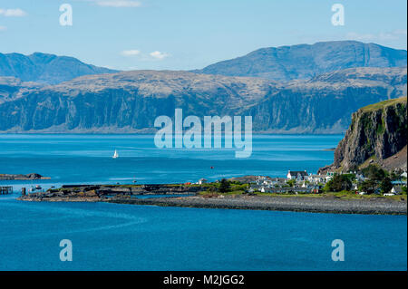 Superbe vue sur le village de l'Île Seil / Ellenabeich, Écosse, île de Mull avec de l'autre côté de l'eau Banque D'Images