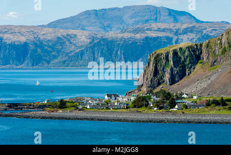 Superbe vue sur le village de l'Île Seil / Ellenabeich, Écosse, île de Mull avec de l'autre côté de l'eau Banque D'Images