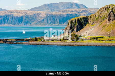 Superbe vue sur le village de l'Île Seil / Ellenabeich, Écosse, île de Mull avec de l'autre côté de l'eau Banque D'Images