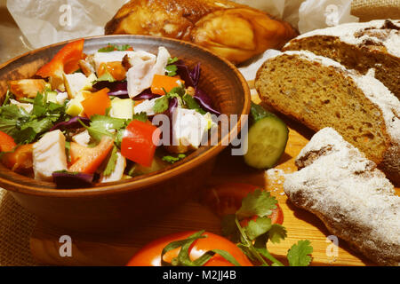 Nourriture rustique. Salade saine à base de légumes frais. Banque D'Images