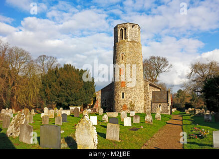 Une vue de l'église paroissiale de tous les Saints à Surlingham, Norfolk, Angleterre, Royaume-Uni, Europe. Banque D'Images