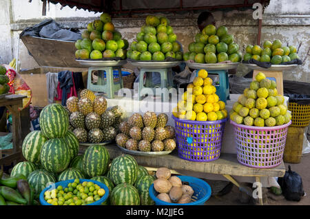 Vente de fruits et légumes sur la rue sale d'un pauvre ville africaine en République du Ghana Banque D'Images