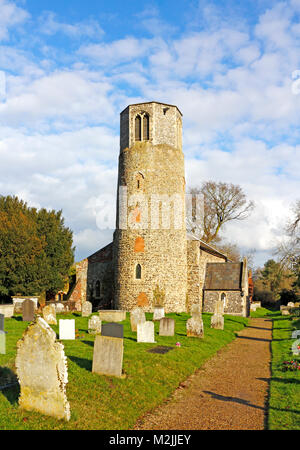 Une vue de l'église paroissiale de tous les Saints à Surlingham, Norfolk, Angleterre, Royaume-Uni, Europe. Banque D'Images