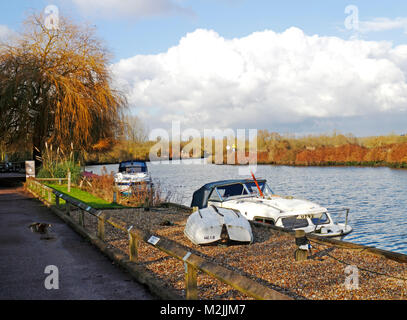 Le but de petits mouillages par la rivière Yare sur les Norfolk Broads en hiver à Bramerton, Norfolk, Angleterre, Royaume-Uni, Europe. Banque D'Images