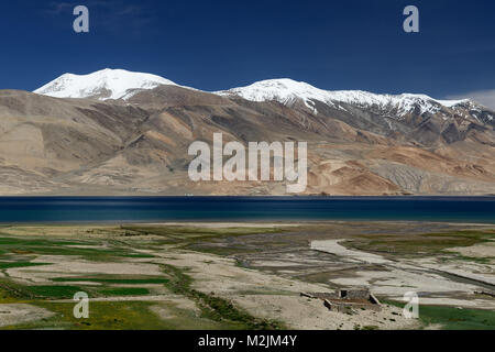 Tso Moriri Lake dans le Karakorum Montagnes près de Leh, Inde. Cette région est un but d'expéditions organisées par les Indiens moto Banque D'Images