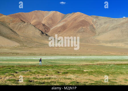 Le lac Tso Kar dans le Karakorum Montagnes près de Leh, Inde. Cette région est un but d'expéditions organisées par les Indiens moto Banque D'Images