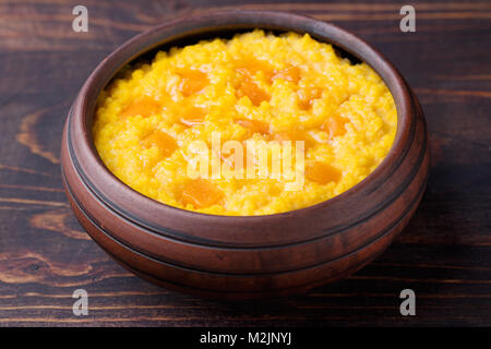 Porridge de millet avec citrouille dans un bol d'argile Banque D'Images