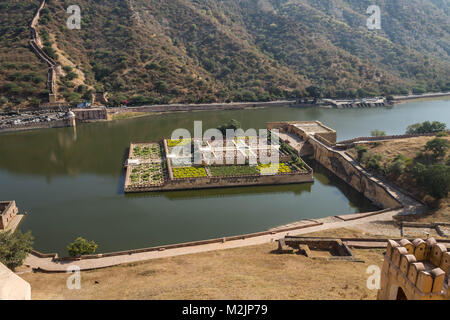 Jaipur, Rajasthan, Inde, Décembre 02,2014 une vue sur le lac et Kesar Kyari Faleolo Safran (jardin) Banque D'Images