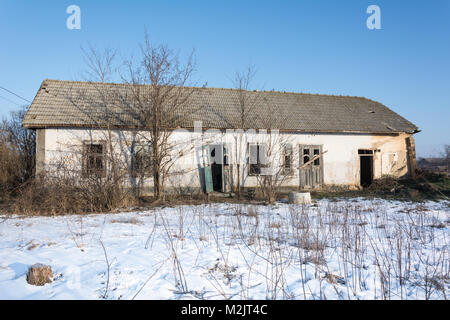 Vieille maison faite d'argile dans le contexte de l'ciel d'hiver. Eco house. Banque D'Images