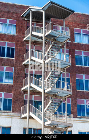 Shot vertical d'un escalier de secours à l'extérieur d'un bâtiment. Banque D'Images