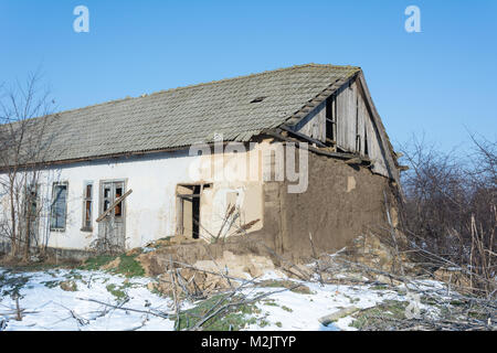 Mur effondré sur le côté de la maison d'argile Banque D'Images