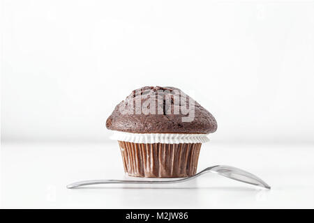 De délicieux muffins au chocolat sur fond blanc. Vue frontale. Copier l'espace. Banque D'Images