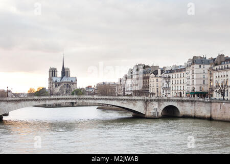 Appartements sur l'Ile Saint Louis, la cathédrale de Notre Dame sur l'Ile de la Cité et pont de la Tournelle sur Seine, Paris, France Banque D'Images