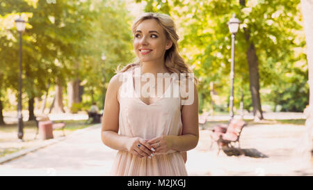 Belle Dame avec enthousiasme en attente de son petit ami, date de l'été parc, les séquences Banque D'Images